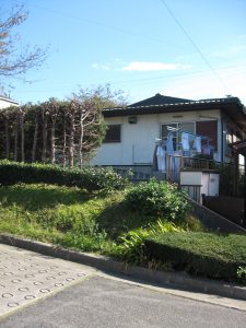 母屋裏に離れを建築