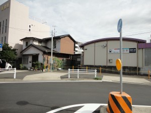 駅の隣の小住宅