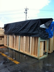 間仕切りパネルをラックに積み込みました。