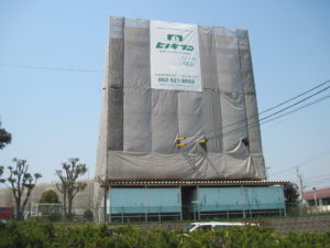 改修工事の看板がつきました。（朝倉団地１２号棟です。）