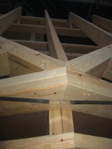 ツーバイフォー住宅屋根組みにて